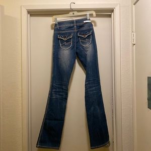 Juniors size 5 jeans! Chunky stitching, flair jeans with great pocket designs.